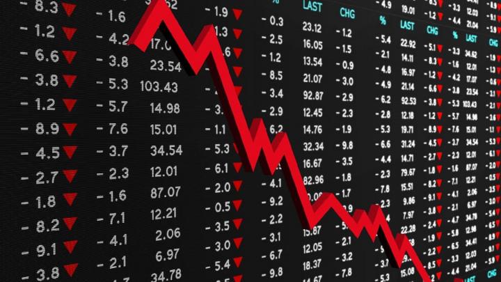 Gold futures trade higher with spot prices sharply lower