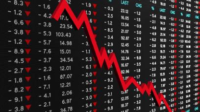 Gold futures trade higher with spot prices sharply lower